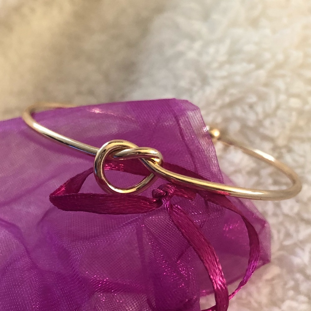 Heart shaped knot golden bracelet